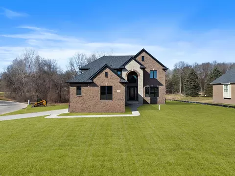 1912 Loch Lomond Crt Ct, Oxford, MI 48371