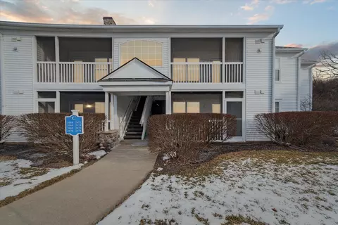 2670 S Knightsbridge Cir, Ann Arbor, MI 48105