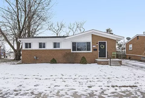 21506 Lakebreeze St, Saint Clair Shores, MI 48082