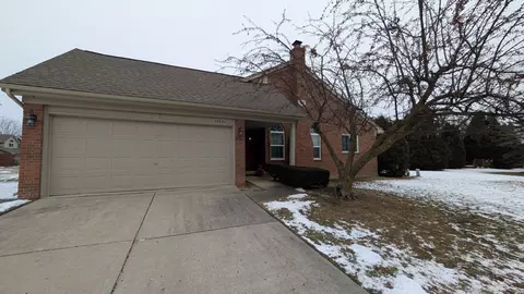 15654 Golfview Dr, Riverview, MI 48193