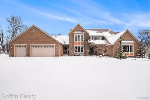 8070 Sheraton Park Dr, Tyrone, MI 48430