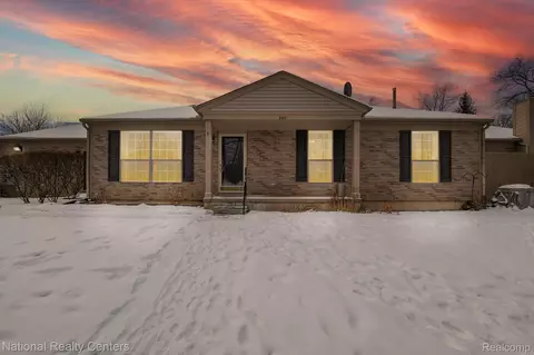 40 Pine Tree Ridge Dr #2, Waterford, MI 48327