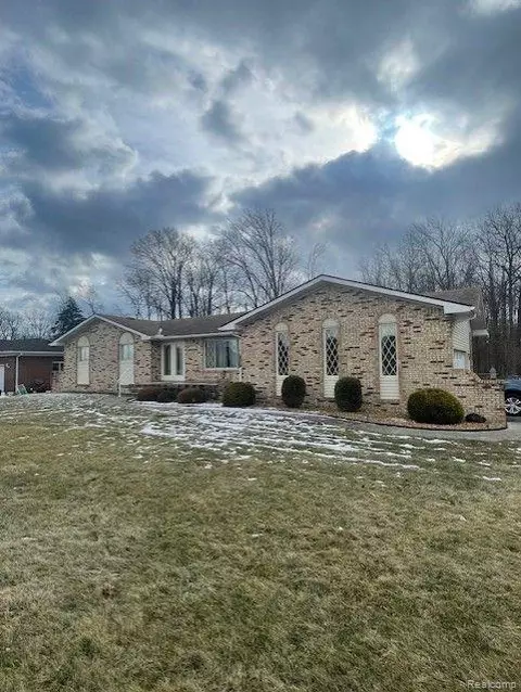 2822 Newport Rd, Berlin, MI 48166