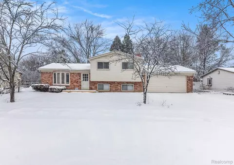 3336 Shaddick Rd, Waterford, MI 48328