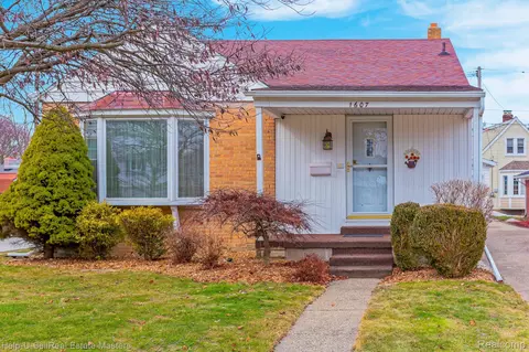 1607 Court St, Port Huron, MI 48060