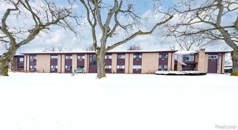 995 N Cass Lake Rd #209, Waterford, MI 48328