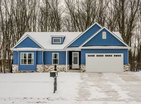 27672 Coleridge St, Harrison, MI 48045