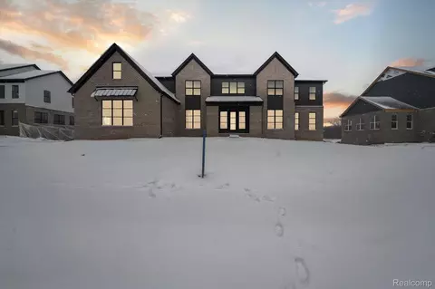 21203 Palomino Dr, Northville, MI 48167