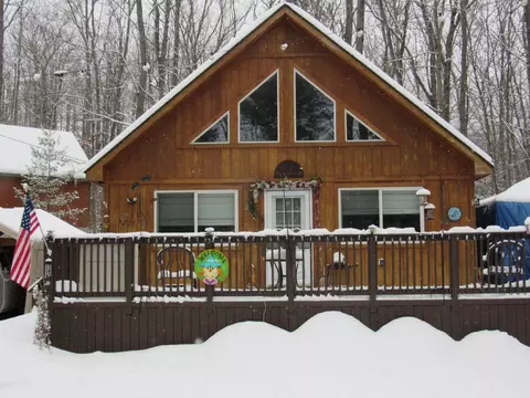 204 Ridgewood Dr, Lyon, MI 48653