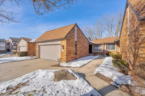 4648 Laurel Club Cir, West Bloomfield, MI 48323