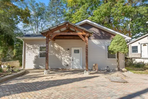 4259 Oakguard Ct, White Lake, MI 48383