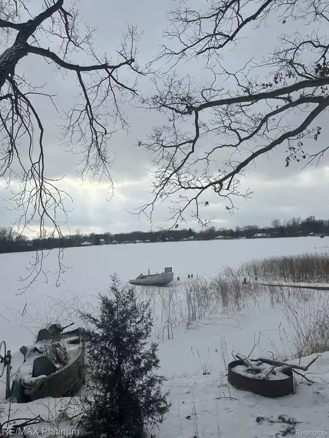 5070 Island Shore Dr, Hamburg, MI 48169