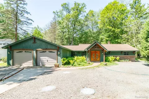 21417 Parker St, Farmington Hills, MI 48336