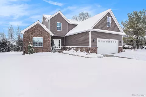 16308 Red Fox Trl, Fenton, MI 48451