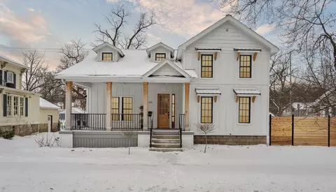 209 W Shiawassee Ave, Fenton, MI 48430