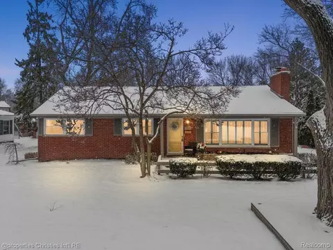 16045 Kinross Ave, Beverly Hills, MI 48025