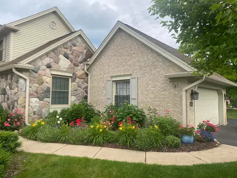 4524 Oak Pointe Dr, Genoa, MI 48116