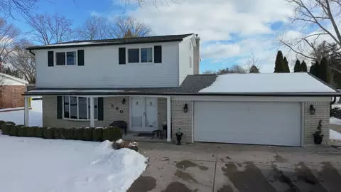 560 E Oxhill Dr, White Lake, MI 48386