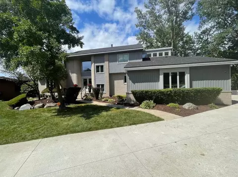 5459 Pond Bluff Crt Ct, West Bloomfield, MI 48323