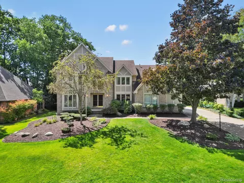 30530 Fox Club Dr, Farmington Hills, MI 48331