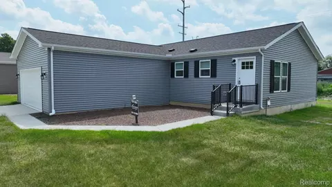 4414 Maple Leaf Trl, Flint, MI 48506