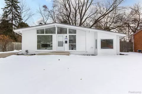27284 Pembroke Dr, Warren, MI 48092