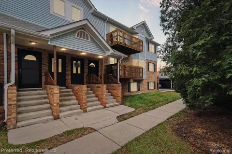 262 Pinewood Dr, Plymouth, MI 48170