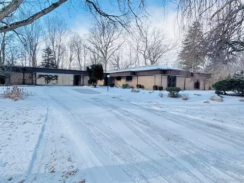 28533 River Crest Dr, Southfield, MI 48034