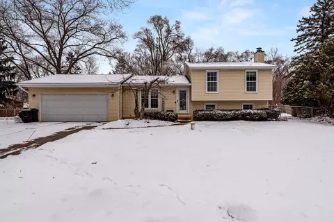 2590 Avery Crt Ct, Wolverine Lake, MI 48390