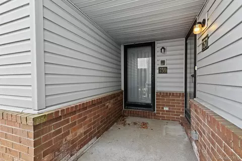 739 Claire Pointe W, Saint Clair Shores, MI 48081