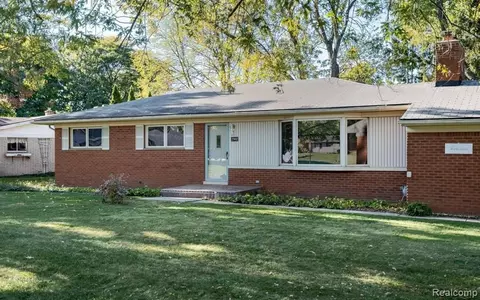 2902 Lacota Rd, Waterford, MI 48328