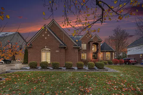 562 Springview Dr, Rochester, MI 48307
