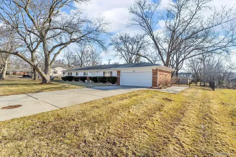 2653 Berry Dr, Bloomfield Hills, MI 48304
