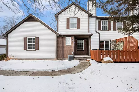 190 Barrington Cir, Orion, MI 48360