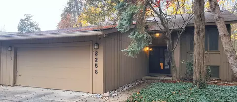 2256 Forest Gln, West Bloomfield, MI 48324
