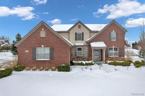 1561 Glass Lake Cir, Oxford, MI 48371