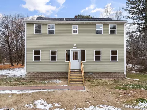 2875 Gravel Ridge Dr, Rochester Hills, MI 48307