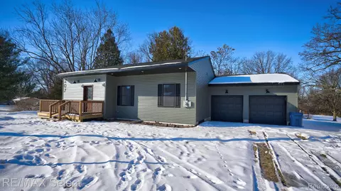 207 Clarence St, Holly, MI 48442