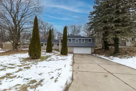 38598 Applewood St, Clinton Township, MI 48036