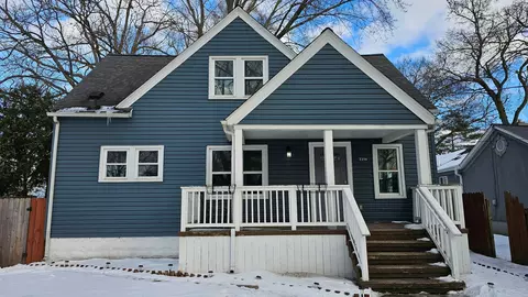 2216 Hartford Ave, Waterford, MI 48327
