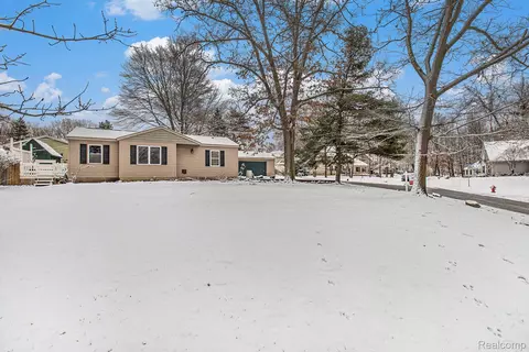2151 Pleasant Rdg, Oceola, MI 48843
