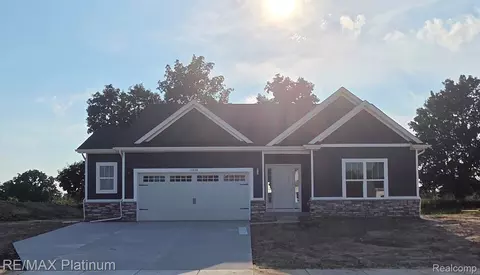 13228 Westwinds Dr, Fenton, MI 48451