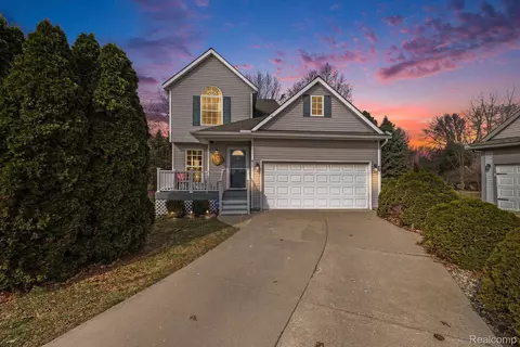611 Heritage Cir, Fenton, MI 48430