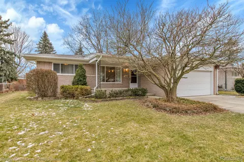 30160 Westwood Dr, Madison Heights, MI 48071