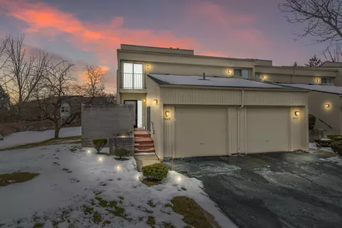39449 Country Ln, Novi, MI 48375