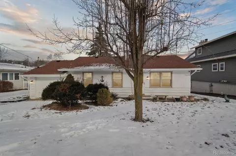 39 S Shore Dr, Woodstock, MI 49220