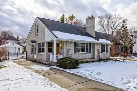 10505 Nadine Ave, Huntington Woods, MI 48070