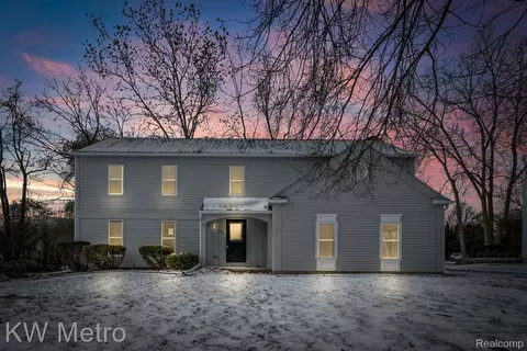 5129 Cedarhurst Dr, West Bloomfield, MI 48322