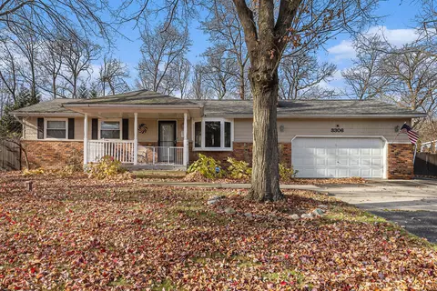 3306 Hope Lake Dr, Brighton, MI 48114
