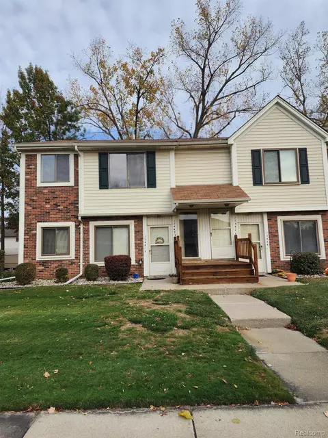 17443 Utica Oaks Ln, Roseville, MI 48066